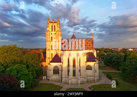 Frankreich, Ain, Bourg en Bresse, das 2018 restaurierte königliche Kloster Brou, die Kirche St. Nicolas de Tolentino Meisterwerk der Flamboyant Gothic (aus der Vogelperspektive) Stockfoto