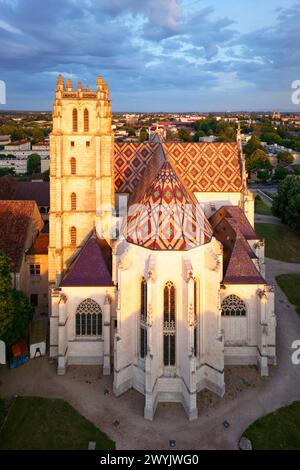 Frankreich, Ain, Bourg en Bresse, das 2018 restaurierte königliche Kloster Brou, die Kirche St. Nicolas de Tolentino Meisterwerk der Flamboyant Gothic (aus der Vogelperspektive) Stockfoto