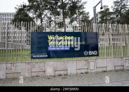 Berlin, Deutschland. April 2024. Am 7. April 2024 steht der Bundesnachrichtendienst (BND), Deutschlands wichtigster Auswärtiger Geheimdienst, mit seinem Hauptquartier im Herzen Berlins. Während sich die Welt weiterentwickelt, bleibt der BND an vorderster Front des internationalen Geheimdienstes mit einer Mission, die so wichtig ist wie immer: Die Wahrung der globalen Interessen Deutschlands. Der Einsatzbereich des BND ist riesig und konzentriert sich auf Bereiche, die für die nationale und globale Sicherheit von entscheidender Bedeutung sind, wie internationaler Terrorismus, Massenvernichtungswaffen, organisierte Kriminalität und Cyberbedrohungen. Seine elektronische Überwachung Stockfoto