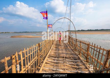 Kambodscha, Kampong Cham, Bambusbrücke fast einen Kilometer lang, die das Stadtzentrum mit der Insel Koh Paen in der Mitte des Mekong verbindet, jedes Jahr bei der Ankunft der Regenzeit zerstört und im Januar von den Einwohnern von Kampong Cham wieder aufgebaut Stockfoto