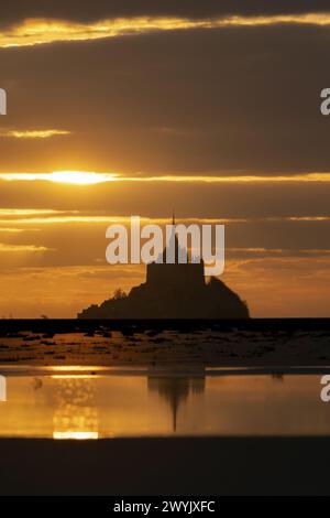 Frankreich, Manche, Mont Saint-Michel, goldener Sonnenuntergang Stockfoto