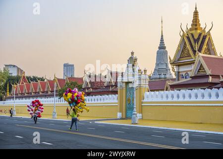 Kambodscha, Phnom Penh, Ballonverkäufer vor dem Königspalast Stockfoto