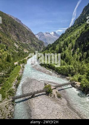 Frankreich, Isère, Parc National des Ecrins, Hochtal der Vénéon, Saint-Christophe-en-Oisans, türkisfarbenes Wasser des Flusses Le Vénéon, Tête des Fétoules (3335 m) und Gletscher des Fétoules im Hintergrund (Luftaufnahme) Stockfoto