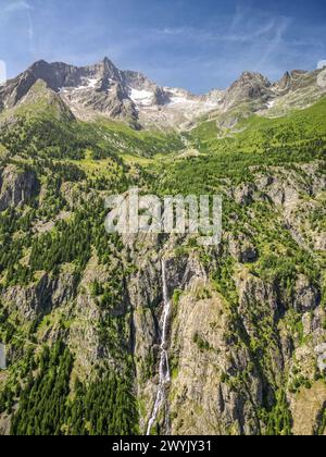 Frankreich, Isère, Nationalpark Ecrins, Vénéon-Tal, Saint-Christophe-en-Oisans, Lavey-Wasserfall, links Aiguille de l'Olan (3373 m) und rechts Aiguille des Arias (3402 m) (Luftaufnahme) Stockfoto