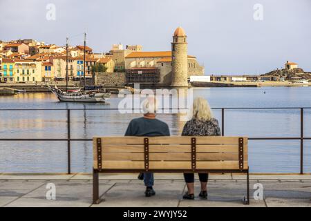 Frankreich, Pyrénées-Orientales, Côte Vermeille, Collioure, Bank der Strandpromenade des Hafens von Avall, mit der Kirche Notre-Dame-des-Anges im Hintergrund Stockfoto