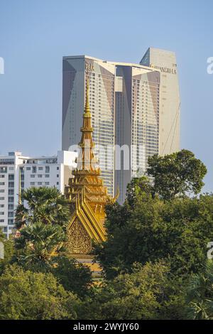 Kambodscha, Phnom Penh, der Preah Tinang Chan Chhaya Pavillon des Königspalastes und die Türme des Chamkar Mon Bezirks Stockfoto