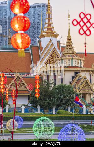 Kambodscha, Phnom Penh, Chamkar Mon Viertel, Dekoration für das chinesische Neujahr im Hun Sen Park am Preah Suramarit Boulevard, dem Buddhistischen Institut im Hintergrund Stockfoto