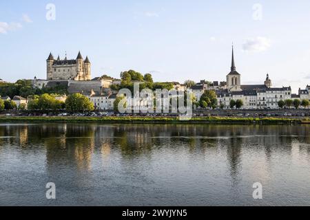Frankreich, Maine-et-Loire, Loire-Tal, das von der UNESCO zum Weltkulturerbe erklärt wurde, Saumur, das Schloss und die Kirche Saint-Pierre am Ufer der Loire Stockfoto