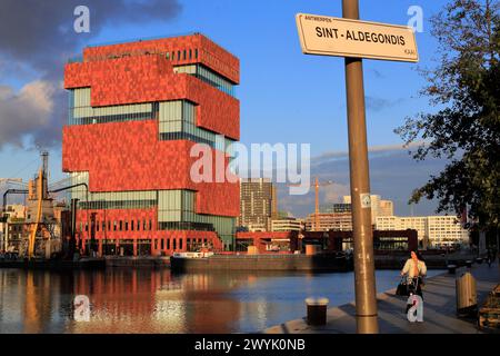 Belgien, Flandern, Antwerpen, Eilandje, das MAS (Museum aan de Stroom), das vom Architekten Willem Jan Neutelings entworfen wurde, vereint die Sammlungen des maritimen, anthropologischen und ethnographischen Museums Antwerpens mit Blick vom Bonaparte-Becken Stockfoto