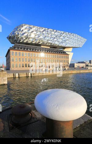 Belgien, Flandern, Antwerpen, Port Authority House ( (Antwerpener Hafenbehörde) ist ein Gebäude aus dem Jahr 1922 mit einer zeitgenössischen Erweiterung von Zaha Hadid aus dem Jahr 2016 Stockfoto