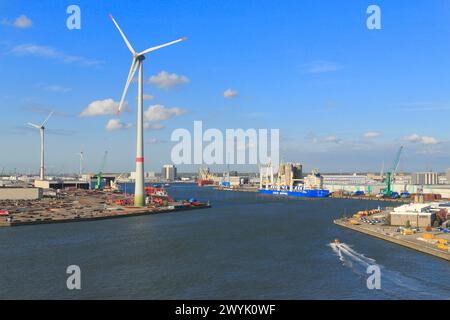 Belgien, Flandern, Antwerpen, Windkraftanlagen im Hafen in Betrieb Stockfoto