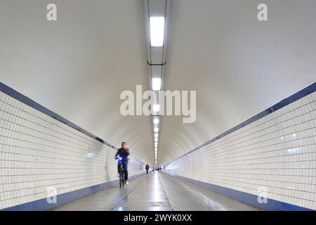 Belgien, Flandern, Antwerpen, Sainte-Anne-Tunnel (Sint-Annatunnel) für Fußgänger und Radfahrer, die unter der Schelde vorbeifahren und 1933 eingeweiht wurden Stockfoto