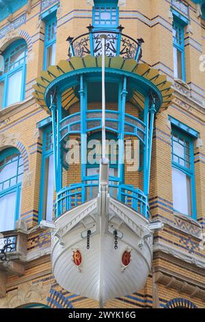 Belgien, Flandern, Antwerpen, Haus de Vijf Werelddelen (Huis de Vijf Werelddelen) im Jugendstilstil, 1901 vom Architekten Frans Smet-Verhas entworfen, Straßenecke in Form eines Bootsbogens Stockfoto