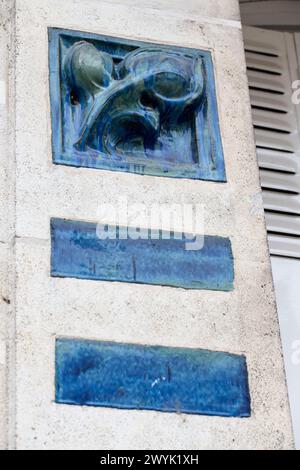 Frankreich, Indre et Loire, Loire-Tal, das von der UNESCO zum Weltkulturerbe erklärt wurde, Tours, Art-Deco-Architektur, DUTHOO-Gebäude Jean-Frédéric Wielhorsky Architekt, 1907-1910, im Auftrag des 1888 Gründers des Großen Basars, der zukünftigen Nouvelles Galeries, dann Galeries Lafayette, Gentil und Bourdet Keramik, die geflammtes Steinzeug mit blaugrüner Irideszenz liefert Stockfoto