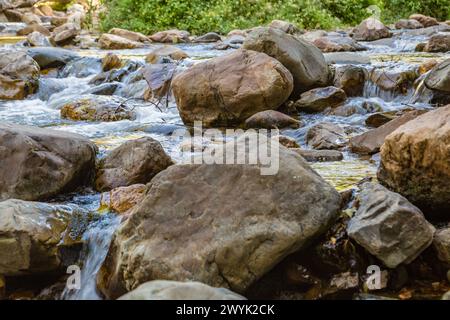 Wasser fließt über Felsen im Big Cottonwood Creek am Big Cottonwood Canyon in der Nähe von Salt Lake City, Utah Stockfoto