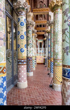 Spanien, Katalonien, Barcelona, Palau de la Musica Catalana (Katalanischer Musikpalast), Konzertsaal entworfen vom Architekten der katalanischen Moderne Lluis Domènech i Montaner, UNESCO-Weltkulturerbe, Mosaiksäulen der äußeren Loggia Stockfoto