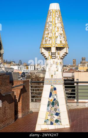 Spanien, Katalonien, Barcelona, der zwischen 1886 und 1891 vom katalanischen Architekten Antoni Gaudi erbaute Palast Güell (Palau Güell), ein UNESCO-Weltkulturerbe, Schornsteine und Lüftungstürme auf der Dachterrasse Stockfoto