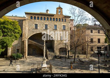 Spanien, Katalonien, Barcelona, El Raval Bezirk, das ehemalige Krankenhaus des Heiligen Kreuzes (Hospital Sant Pau - Santa Creu) im katalanischen gotischen Stil, heute die Bibliothek von Katalonien Stockfoto