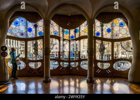 Spanien, Katalonien, Barcelona, Eixample District, Passeig de Gracia, Casa Batllo des katalanischen modernistischen Architekten Antoni Gaudi, UNESCO-Weltkulturerbe, zentrale Lounge und Glasdach mit geschwungenem Profil, das mit oculus im unteren Teil zu sehen ist Stockfoto