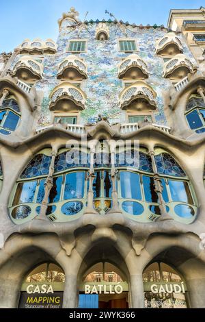 Spanien, Katalonien, Barcelona, Eixample District, Passeig de Gracia, Casa Batllo des katalanischen modernistischen Architekten Antoni Gaudi, UNESCO-Weltkulturerbe, das große Glasdach mit dem geschwungenen Profil des zentralen Wohnzimmers im Erdgeschoss Stockfoto
