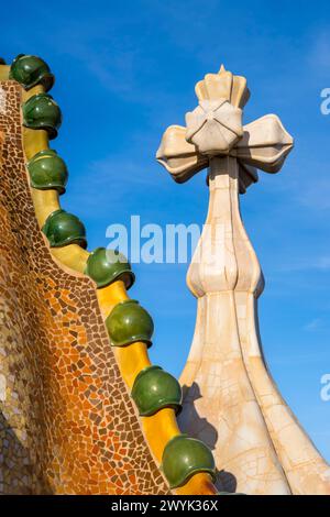 Spanien, Katalonien, Barcelona, Eixample District, Passeig de Gracia, Casa Batllo des katalanischen modernistischen Architekten Antoni Gaudi, UNESCO-Weltkulturerbe, Dach, das auf den Rücken des Drachen und den Turm verweist, gekrönt von einem Keramikturm mit einem typischen Gaudi-Kreuz Stockfoto