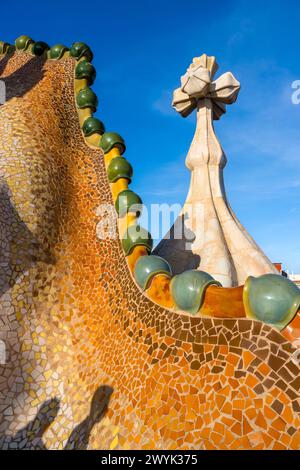 Spanien, Katalonien, Barcelona, Eixample District, Passeig de Gracia, Casa Batllo des katalanischen modernistischen Architekten Antoni Gaudi, UNESCO-Weltkulturerbe, Dach, das auf den Rücken des Drachen und den Turm verweist, gekrönt von einem Keramikturm mit einem typischen Gaudi-Kreuz Stockfoto