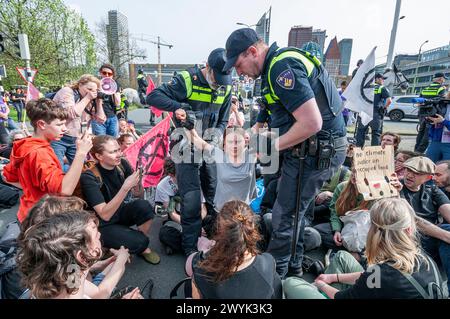 Koningskade, Den Haag, Die Niederlande. Samstag, 6. April. 2024. Die Polizei verhaftete heute mindestens 400 Klimaaktivisten in den Haag, in der Aussterblichkeitsaufstand 37. Blockade der A12. Die Polizei hielt die Kontrolle von Beginn an und die Extinction Rebellion konnte die Autobahn nicht kontrollieren; die Utrechtsebaan. Später blockierten sie die Koningskade und den Bezuidenhoutseweg. Greta Thunberg nahm an der Demonstration Teil und wurde zweimal verhaftet. Später kehrte sie zur Demo zurück und ließ sich zum zweiten Mal in der Koningskade verhaften, später wurde sie freigelassen. Bildunterschrift. Schwedische clima Stockfoto