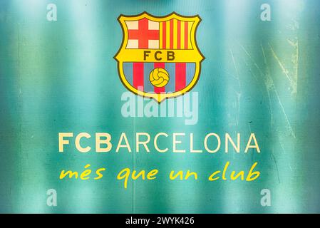 BARCELONA - 11. AUGUST: Barcelonas Motto „MES que un Club“, was „mehr als ein Club“ bedeutet, Camp Nou Stadion in Barcelona, Katalonien, Spanien, am 11. August Stockfoto