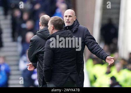 Rangers-Manager Philippe Clement gibt beim Cinch-Premiership-Spiel im Ibrox Stadium in Glasgow Gesten an der Touchline. Bilddatum: Sonntag, 7. April 2024. Stockfoto