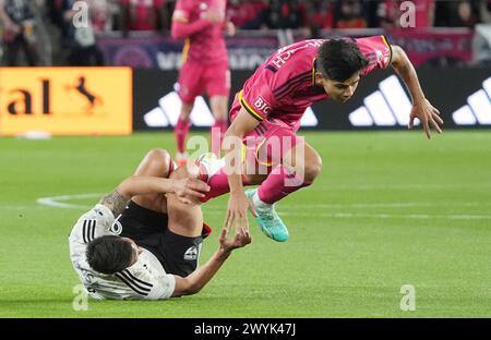 St. Louis, Usa. April 2024. FC Dallas Peter Muse (L) fährt die St. Louis SC Anthony Markanich in der ersten Halbzeit in Cityfield in St. Louis am Samstag, 6. April 2024. Foto: Bill Greenblatt/UPI Credit: UPI/Alamy Live News Stockfoto