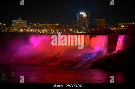 Niagarafälle, Usa. April 2024. American Falls und Bridal Veil Falls werden am Samstag, den 6. April 2024, im Niagara Falls State Park in New York beleuchtet. Upstate New York ist einer der vielen US-Bundesstaaten, die am 8. April von Texas nach Maine in nordöstlicher Richtung unter den Schatten des Mondes fallen werden. Foto: Joe Marino/UPI Credit: UPI/Alamy Live News Stockfoto