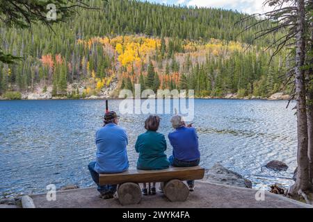 Wandern am Bear Lake im Rocky Mountain National Park, Colorado, können sich auf einer Bank am Bear Lake erholen Stockfoto