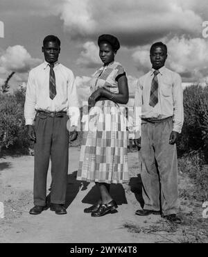 Drei junge, gut gekleidete Einheimische in der Nähe von Ndola, Nordrhodesien (Sambia) um 1956 Stockfoto