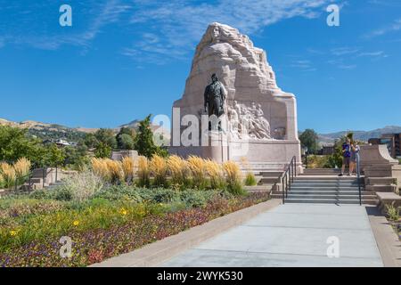 Ein Paar macht Fotos in der Mormon Battalion Memorial Statue auf dem Gelände des Utah Stat Capitol in Salt Lake City, Utah Stockfoto