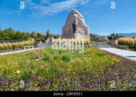 Ein junges Paar steht in der Nähe der Mormon Battalion Memorial Statue auf dem Gelände des Utah Stat Capitol in Salt Lake City, Utah Stockfoto