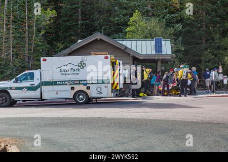 Sanitäter verletzte Wanderer in der Bear Lake Ranger Station nahe Estes Park, Colorado Stockfoto