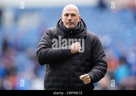 Philippe Clement, Manager der Rangers, ist nach dem Cinch-Premiership-Spiel im Ibrox Stadium in Glasgow auf die Menge gestoßen. Bilddatum: Sonntag, 7. April 2024. Stockfoto