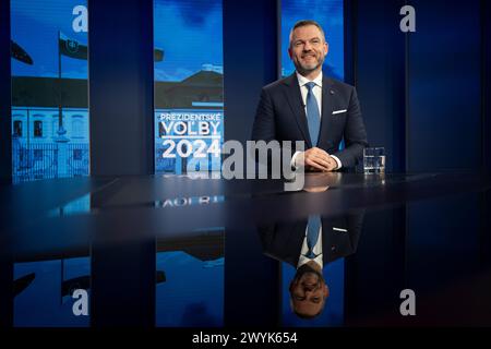 Bratislava, Slowakei. April 2024. Der neu gewählte slowakische Präsident Peter Pellegrini posiert am 7. April 2024 in einem Studio von JOJ Television in Bratislava, Slowakei. Quelle: Ondrej Deml/CTK Photo/Alamy Live News Stockfoto