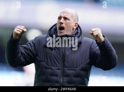 Philippe Clement, Manager der Rangers, ist nach dem Cinch-Premiership-Spiel im Ibrox Stadium in Glasgow auf die Menge gestoßen. Bilddatum: Sonntag, 7. April 2024. Stockfoto