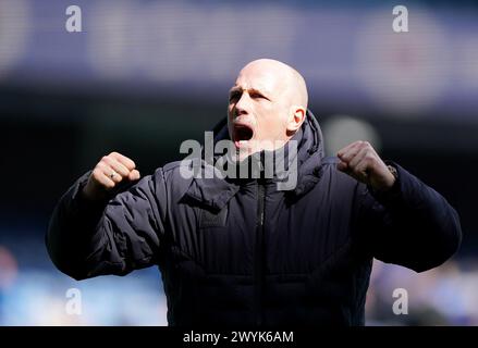 Philippe Clement, Manager der Rangers, ist nach dem Cinch-Premiership-Spiel im Ibrox Stadium in Glasgow auf die Menge gestoßen. Bilddatum: Sonntag, 7. April 2024. Stockfoto