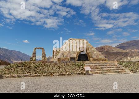 Pyramidendenkmal in der Pucara de Tilcara, erbaut zu Ehren des Archäologen Juan bautista Ambrosetti y Salvador Benedetti. Stockfoto