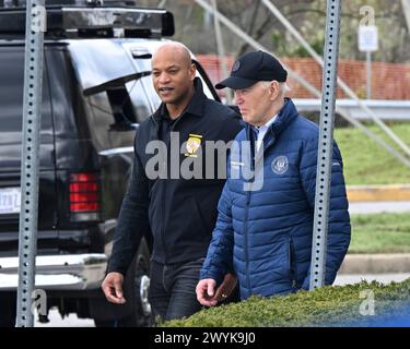 Dundalk, Vereinigte Staaten von Amerika. April 2024. Der Gouverneur von Maryland Wes Moore, links, geht mit US-Präsident Joe Biden, rechts, während eines Besuchs an der Francis Scott Key Bridge-Katastrophe am Sollers Point, 5. April 2024 in Dundalk, Maryland. Quelle: Joe Andrucyk/MDGovpics/Alamy Live News Stockfoto