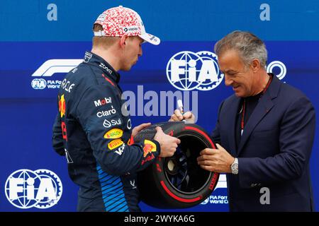 Suzuka, Japan. April 2024. SUZUKA, Japan, 6. April 2024; Max Verstappen (NED) belegt den 1. Platz im Qualifying und erhält den Pirelli Award von Jean ALESI, ehemaliger F1-Pilot - während des Formel-1-Formel-1-Formel-1-Formel-1-Formel-1-Formel-1-Formel-1-Grand-Prix von JAPAN 2024. SUZUKA Grand-Prix-Rennstrecke, Formel 1 – kostenpflichtiges Bild, Foto und Copyright © Mark PETERSON/ATP Images (PETERSON Mark /ATP/SPP) Credit: SPP Sport Press Photo. /Alamy Live News Stockfoto