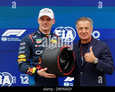 Suzuka, Japan. April 2024. SUZUKA, Japan, 6. April 2024; Max Verstappen (NED) belegt den 1. Platz im Qualifying und erhält den Pirelli Award von Jean ALESI, ehemaliger F1-Pilot - während des Formel-1-Formel-1-Formel-1-Formel-1-Formel-1-Formel-1-Formel-1-Grand-Prix von JAPAN 2024. SUZUKA Grand-Prix-Rennstrecke, Formel 1 – kostenpflichtiges Bild, Foto und Copyright © Mark PETERSON/ATP Images (PETERSON Mark /ATP/SPP) Credit: SPP Sport Press Photo. /Alamy Live News Stockfoto