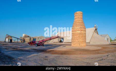 Kleine Baumwoll-Gin-Lagerschuppen und gemauerter Kamin in Ropesville, Texas, USA Stockfoto