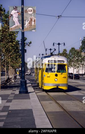 San Francisco, Kalifornien: Straßenwagen auf dem Embarcadero, in der Nähe des Ferry Building. San Francisco hat Straßenwagen aus der ganzen Welt gekauft. Stockfoto