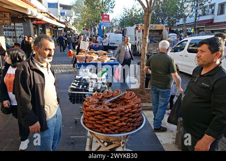 Diyarbakir, Türkei. April 2024. Ein Straßenverkäufer sah Desserts auf dem Diyarbakir Basar verkaufen. In Diyarbakir, der historischen Stadt der Türkei, gibt es Einkaufsbummel vor Eid al-Fitr. Quelle: SOPA Images Limited/Alamy Live News Stockfoto