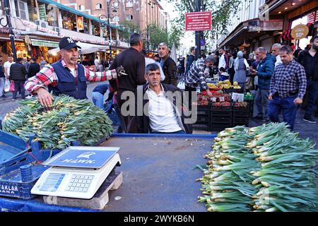 Diyarbakir, Türkei. April 2024. Die Gulik-Pflanze wurde auf dem Diyarbakir-Basar verkauft. In Diyarbakir, der historischen Stadt der Türkei, gibt es Einkaufsbummel vor Eid al-Fitr. Quelle: SOPA Images Limited/Alamy Live News Stockfoto