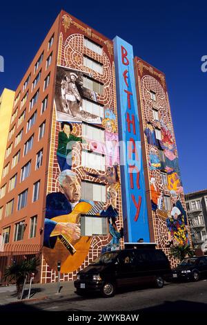 San Francisco, Kalifornien - Wandgemälde von Dan Fontes, Mission District, auf Einrichtung für betreutes Wohnen. Stockfoto