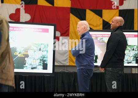 Dundalk, Vereinigte Staaten von Amerika. April 2024. US-Präsident Joe Biden, Center, und Maryland Gouverneur Wes Moore, rechts, während eines Briefings über den Zusammenbruch der Francis Scott Key Bridge Katastrophe im Hauptquartier des Verkehrsministeriums von Maryland, 5. April 2024 in Dundalk, Maryland. Quelle: Carter Elliott/MDGovpics/Alamy Live News Stockfoto